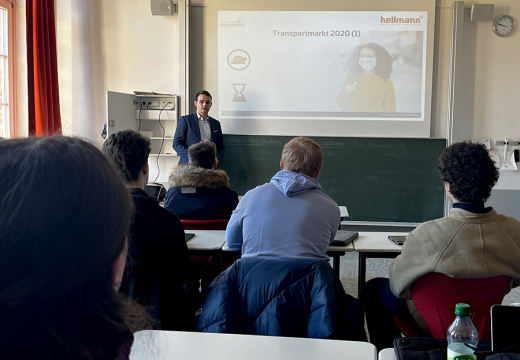 Globalisierung, Welthandel und Logistik waren die Themen als Steffen Meiners, ehemaliger Ursulaschüler und heute beim Logistikdienstleister Hellmann tätig, den Politikunterricht von Christian Koltermann Ende Februar in der Ursulaschule besuchte.